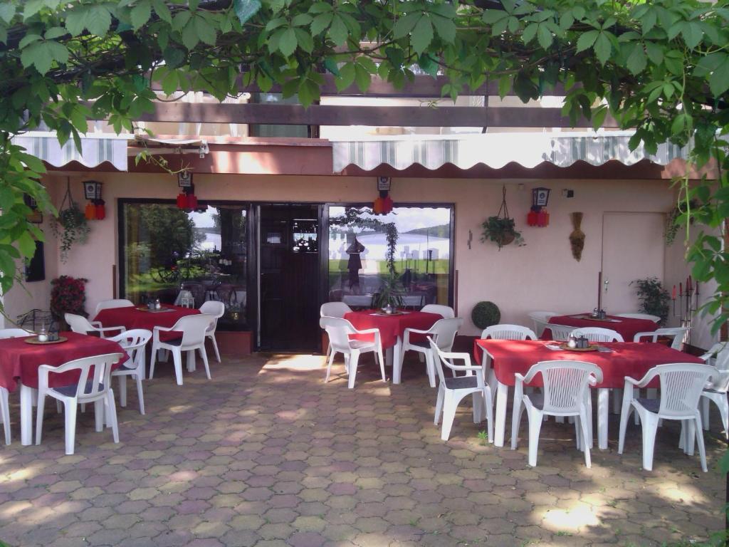 Monika Panzio Hotel Tata Exterior photo